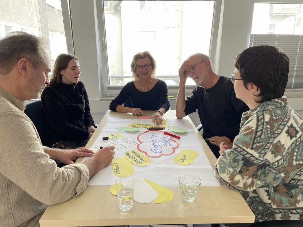 Foto einer Arbeitsgruppe am Schreibtisch