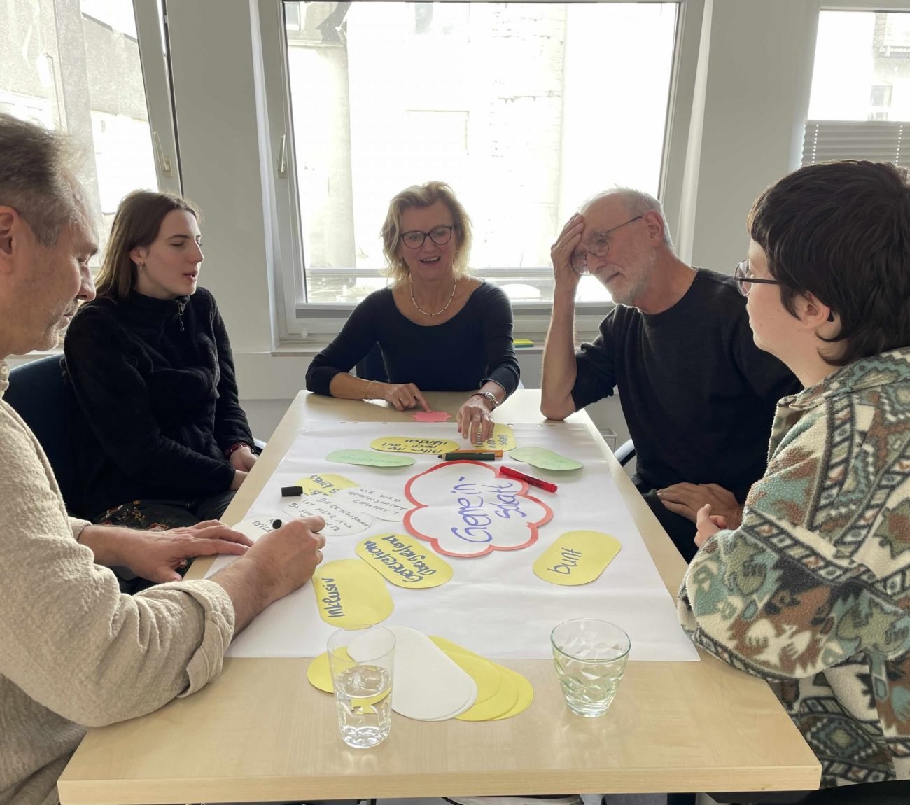 Foto einer Arbeitsgruppe am Schreibtisch